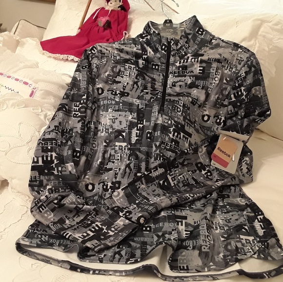 Reebok Tops - NWT REEBOK TYPETOKEN ATHLETIC TOP LARGE BLACK LOGO